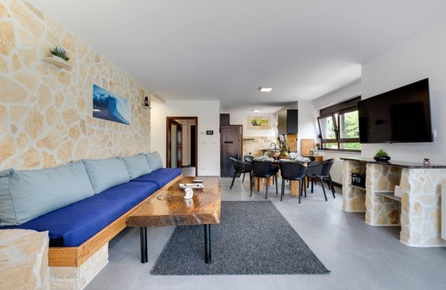 Jakovlje House | Awesome home in Igrisce with WiFi