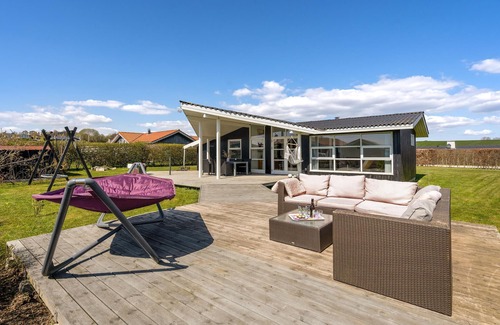 Ronde House | Awesome home in Rønde with WiFi
