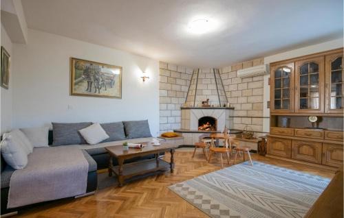 Runovici House | Awesome Home In Runovic With Wifi