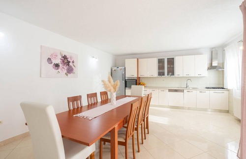 Tugare House | Awesome home in Tugare with kitchen
