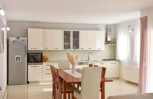 Tugare House | Awesome home in Tugare with kitchen
