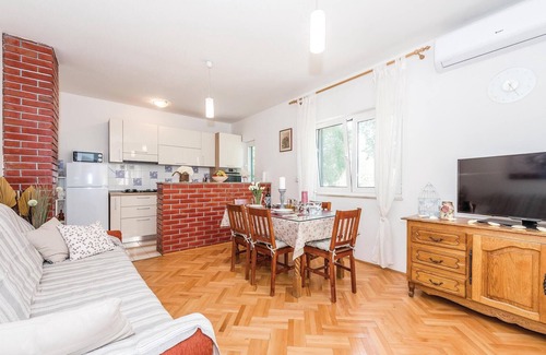 Unesic House | Awesome home in Unesic