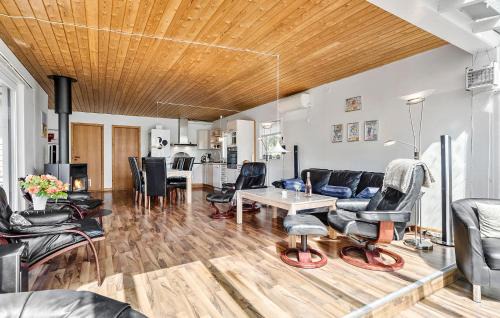 Thorsminde House | Awesome Home In Vemb With Kitchen