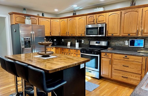 Black Bear Falls House | Awesome Outdoor Area, 2 Living Rooms, Arcade game, Smart TVs, King Beds, Hot tub