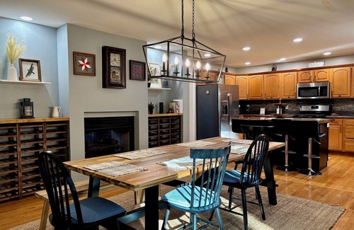 Black Bear Falls House | Awesome Outdoor Area, 2 Living Rooms, Arcade game, Smart TVs, King Beds, Hot tub