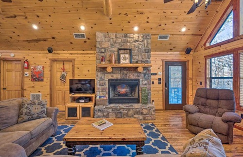 Broken Bow House | Ayatia Cabin with Hot Tub about 5 Mi to Broken Bow Lake!