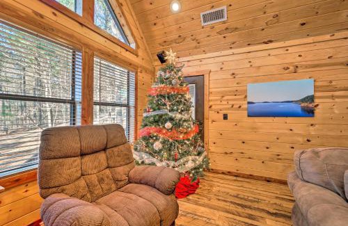 Broken Bow House | Ayatia Cabin with Hot Tub about 5 Mi to Broken Bow Lake!