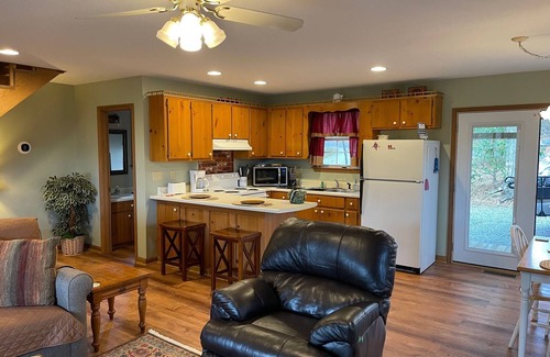 Hiawassee Cabin | Azalea Cabin - Beautiful Mountain View, Rustic Charm w/Jacuzzi & Gas Fireplace