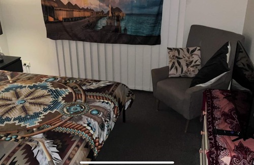 Thuringowa Central House | B & B across road from willows & cannon park and Riverway Naturist CO home