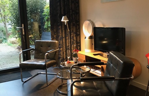 Dordrecht Bed & Breakfast | B&B/Art gallery with terras/garden In the historic center of Dordrecht
