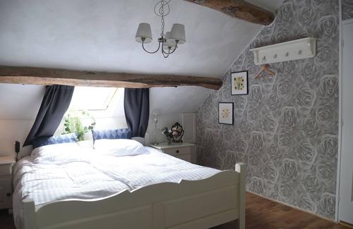 Larochemillay Bed & Breakfast | B&B at Résidence des Artistes. Luxurious, very quiet residence with excellent cuisine