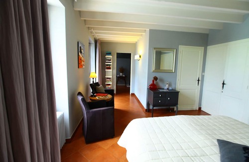 Savignac-de-Duras Bed & Breakfast | B&B Maison à votre santé room L'embrassade, in the Bordeaux wine region