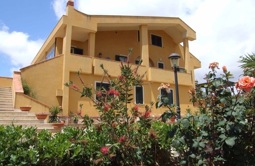 Caltanissetta House | B&B S. ELIA GREEN room: ENCHANTING VILLA IMMERSED IN THE HISTORICAL DUBINI PARK