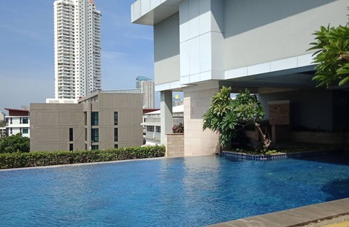 Yan Nawa Condo | Baan Sathorn Pool-view room