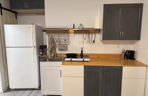 Vanier North Apartment | Bachelor suite-Steps away from Beechwood Village. Pet friendly!