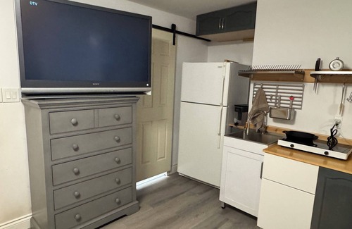 Vanier North Apartment | Bachelor suite-Steps away from Beechwood Village. Pet friendly!