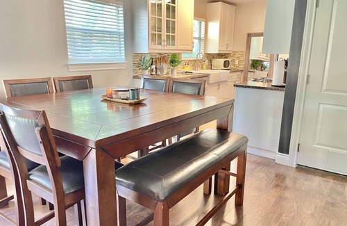 South Manchaca House | Backyard Spa Oasis- hot tub, cold plunge, and outdoor sauna. 10 min to downtown!