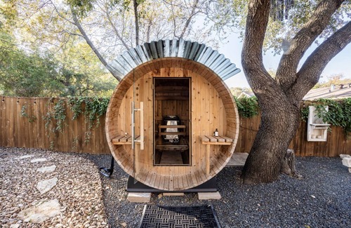South Manchaca House | Backyard Spa Oasis- hot tub, cold plunge, and outdoor sauna. 10 min to downtown!
