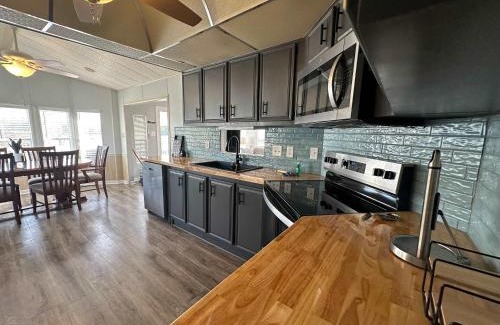 New London House | Badin Shores Resort - Excellent Lake View Home - Pools & Lots of Amenities - Great Porch Area - Family