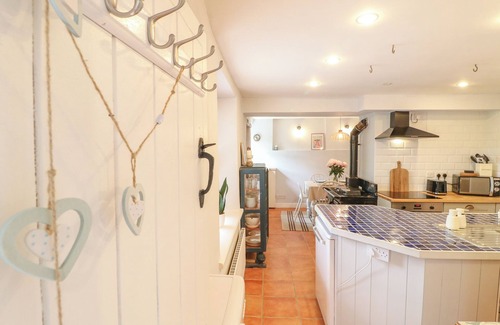 Longnor Cottage | BAKEHOUSE CROFT, pet friendly, character holiday cottage in Longnor