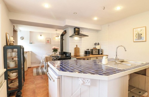 Longnor Cottage | BAKEHOUSE CROFT, pet friendly, character holiday cottage in Longnor