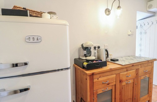 Longnor Cottage | BAKEHOUSE CROFT, pet friendly, character holiday cottage in Longnor