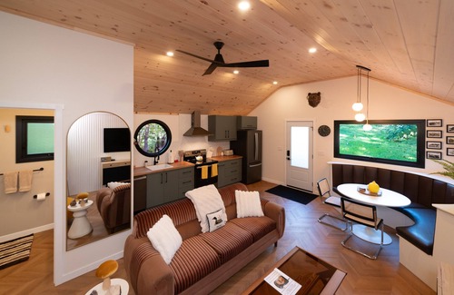 Bala Cottage | Bala Vida cottage steps to Lake Muskoka with fire pit & new cedar barrel sauna