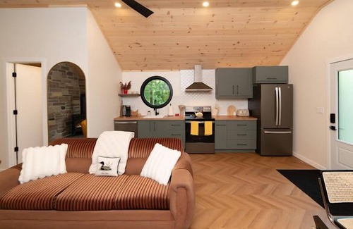 Bala Cottage | Bala Vida cottage steps to Lake Muskoka with fire pit & new cedar barrel sauna
