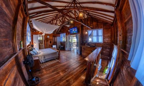 Pochomil House | Balcony Bedroom Suite w Romantic Sunsets - AC - Pool