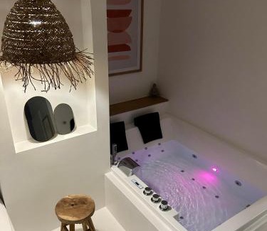 Planfoy Apartment | Bali Suite - Spa Jacuzzi