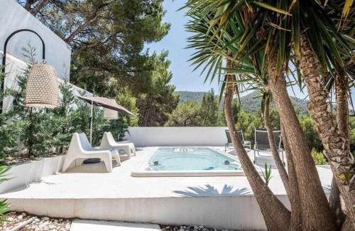 Santa Eulalia del Rio Villa | Balinese Villa near the beach outdoor jacuzzi