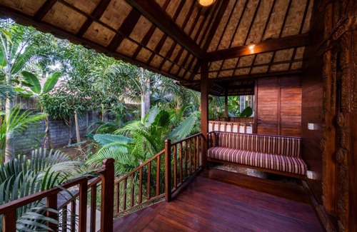 Mushroom Bay Cottage | Balinese Wooden Room in Nusa Lembongan, Minutes to Beach