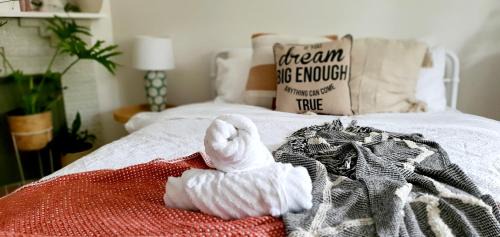 Golden Point House | Ballarat Holiday Homes - Grant Street Cottage - Natural, Boho, Coastal Vibe - 2 kms from Sovereign Hill - Sleeps 1 to 6