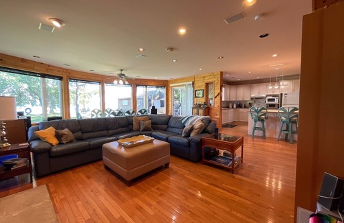 Victoria Road Cottage | Balsam Lake Beauty! Waterfront in the Kawarthas! Sleeps 10!