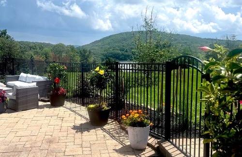 Bantam House | BANTAM IDEAL LOCATION: 1-bedroom apartment, pool, garden, BBQ, lake view, hiking