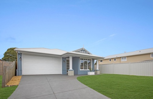 Paynesville House | Banyandah on the Lakes - Just a step away from the beautiful Gippsland Lakes