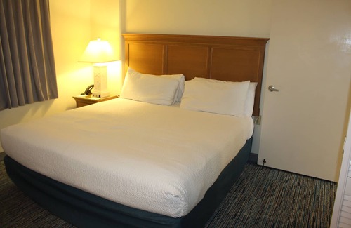 Northeast Virginia Beach Resort | Barclay Towers Resort Oceanfront Unit with Full Oceanfront Balcony