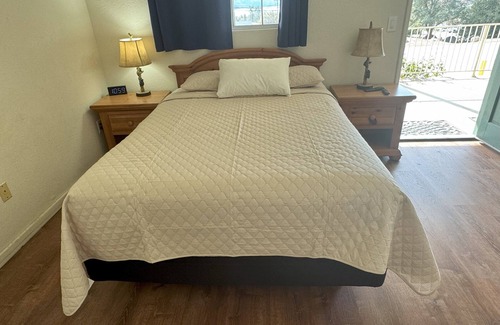 Wofford Heights Hotel | Barewood Inn and Suites