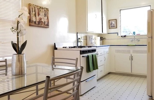 Pico - Robertson Apartment | Bargain Beverly Hills - 2 bedroom apartment near La Cienega Park Beverly Hills