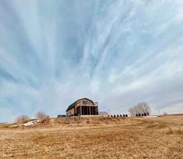 De Soto House | Barn On The Ridge - HOT TUB - Sleeps 6