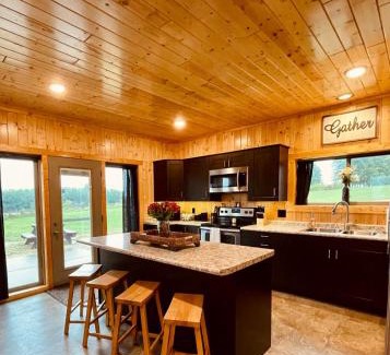 De Soto House | Barn On The Ridge - HOT TUB - Sleeps 6