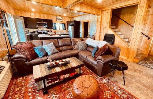 De Soto House | Barn On The Ridge - HOT TUB - Sleeps 6