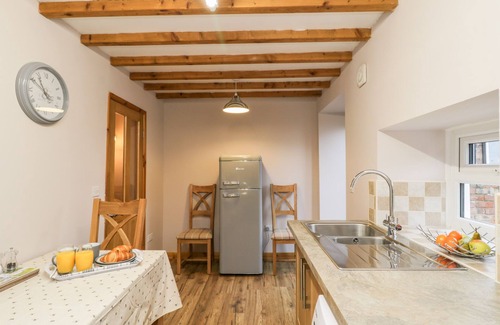 Hutton Rudby Cottage | BARNABY COTTAGE, pet friendly, with a garden in Hutton Rudby
