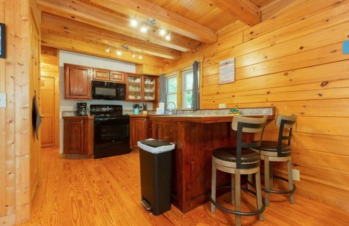 Sweetbriar Farms Cabin | Base Camp|2 Bed Cabin|Slps 6, 12 min-Rumbling Bald