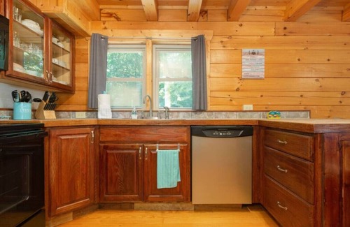 Sweetbriar Farms Cabin | Base Camp|2 Bed Cabin|Slps 6, 12 min-Rumbling Bald