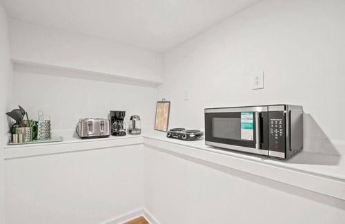 Park View Apartment | Basement Unit 1-bedroom with AC and WiFi in beautiful Washington