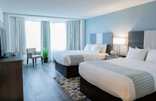 Silver Beach Hotel | Bask in Sunlight on Wood Neck Beach! 2 Spacious Units, Free Parking!