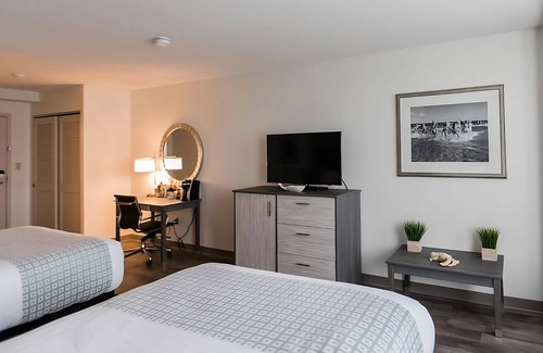 Silver Beach Hotel | Bask in Sunlight on Wood Neck Beach! 2 Spacious Units, Free Parking!