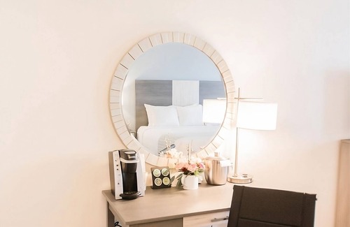 Silver Beach Hotel | Bask in Sunlight on Wood Neck Beach! 2 Spacious Units, Free Parking!