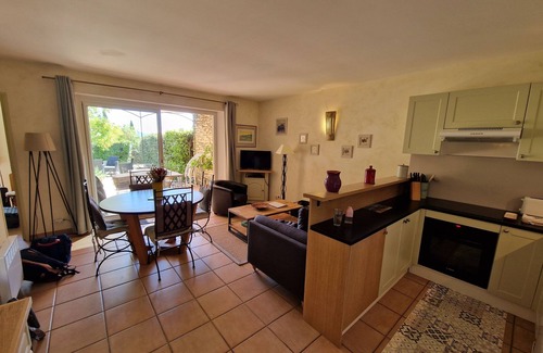 Gordes House | Bastidon*, on one level, with private garden, view of the Lubéron, swimming pool.